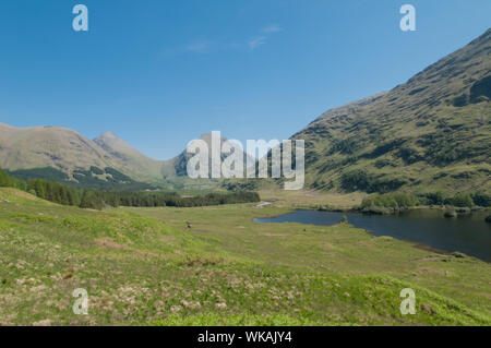 Stob Dubh nach rechts auf der Suche entlang Glen Etive zu Buachaille Etive Mor und Buachaille Etive Beag Highland Schottland Stockfoto