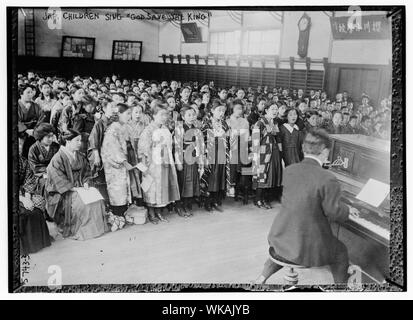 Japanische Kinder singen König Stockfoto