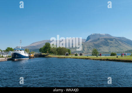 Boot auf Caledonian Canal Corpach nr Fort William Highland mit Ben Nevis Schottland Stockfoto