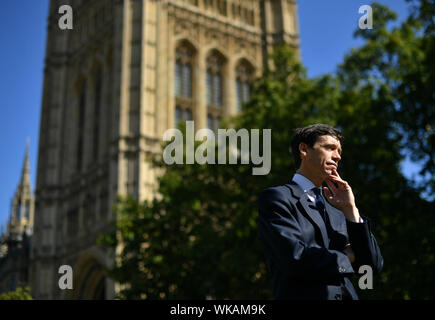 Rory Stewart spricht zu den Medien auf College Green außerhalb des Houses of Parliament in Westminster, London. Stockfoto