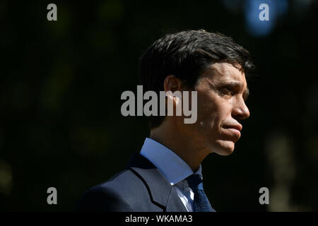 Rory Stewart spricht zu den Medien auf College Green außerhalb des Houses of Parliament in Westminster, London. Stockfoto