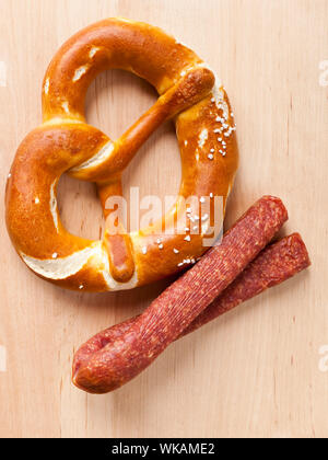 Ein Bild von einem schönen Brezel und Wurst Stockfoto