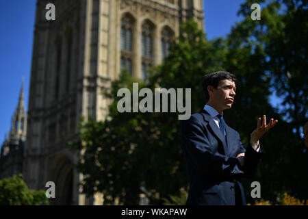 Rory Stewart spricht zu den Medien auf College Green außerhalb des Houses of Parliament in Westminster, London. Stockfoto