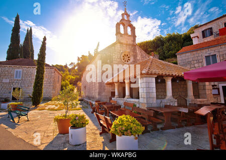 Idyllisches Dorf an der Küste von Vela Luka auf der Insel Korcula Stein Kapelle sun Haze, Kvarner Region von Kroatien Stockfoto