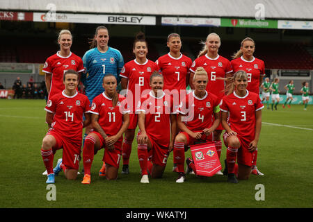 Fußball-Europameisterschaft 2021. Fußball mit Flaggen ...