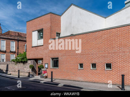 Pallant House Gallery in Chichester. Die ursprüngliche Königin Anne Haus wurde mit einem neuen 2006 Erweiterung von Sir Colin Wilson und Lange & Kentish erweitert. Stockfoto