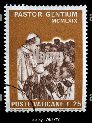 Stempel im Vatikan ausgestellt zeigt Besuch des Papstes Paul VI. nach Afrika, ca. 1969. Stockfoto