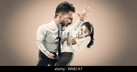 Wütend Geschäftsmann an Mitarbeiter im Büro zu schreien. Kaukasische Frau unter Druck und agressia von ihrem Chef. Büro- und Problem, corporate, business Konzept. Stockfoto