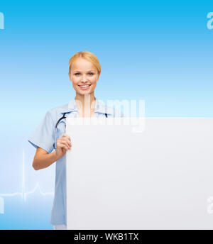 lächelnd Ärztin oder Krankenschwester mit leeren Kammer Stockfoto