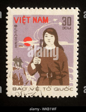 Stempel gedruckt in Vietnam zeigt Militiary Frau aus der Serie schützen das Land, ca. 1982. Stockfoto