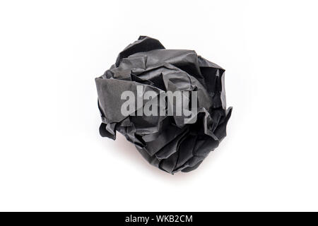 Echten schwarzen Papier zerknittert als Kugel, zerknittertes Papier Textur, auf weißem Hintergrund Stockfoto