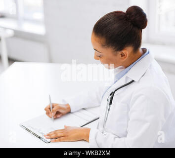 Ärztin schreiben Rezept Stockfoto