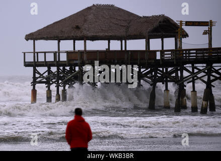 Cocoa Beach, United States. 03 Sep, 2019. Ein Mann beobachtet, wie starke Wellen in die Cocoa Beach Pier als Hurrikan Dorian wendet sich nach Norden aus die Ostküste von Florida nach einem geschwächten Kategorie 2 Sturm verwüstet Teile der Bahamas. Credit: SOPA Images Limited/Alamy leben Nachrichten Stockfoto