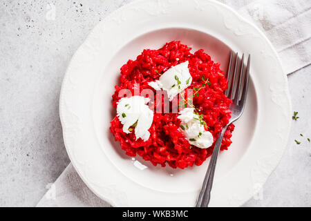 Rosa rote Bete Risotto mit Feta Käse in eine weiße Platte. Stockfoto