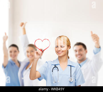 lächelnd, Arzt oder Krankenschwester Zeichnung rotes Herz Stockfoto