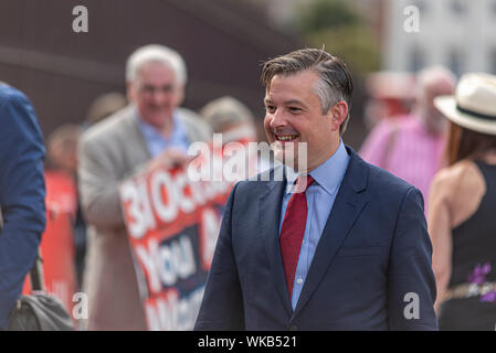 Jonathan Ashworth MP anreisen, als Parlament wieder aufgenommen nach der Sommerpause mit neuen Premierminister Boris Johnson diskutieren Kein Deal Brexit und vertagen Stockfoto