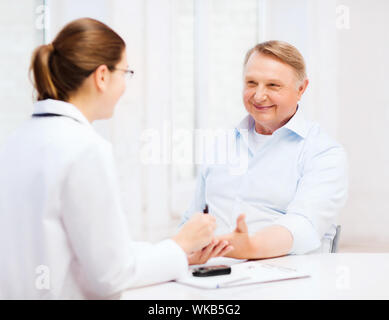 Ärztin oder Krankenschwester Blutzucker-Messwert Stockfoto