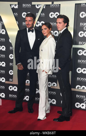 David Beckham, Victoria Beckham und Brooklyn Beckham an der GQ Männer des Jahres Awards 2019 in Verbindung mit Hugo Boss, in der Tate Modern in London anreisen. Stockfoto