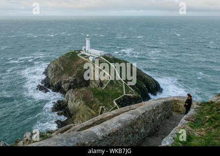 South Stack Leuchtturm, der auf einer Insel mit dem gleichen Namen befindet, befindet sich ganz in der Nähe der heiligen Insel Holyhead an der nordwestlichen Küste von Anglesey. Stockfoto