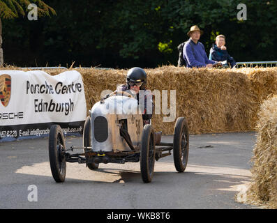 Boness Revival hillclimb Motorsportveranstaltung in Boness, Schottland, Großbritannien. Die 2019 Bo'ness Revival Classic und Bergrennen, erste Schottlands Zweck gebauten motorsport Veranstaltungsort, es 60 Jahre seit zwei Formel 1-Weltmeister Jim Clark hier konkurrierten. Es fand Samstag und Sonntag 31. August 1. September 2019. 58. Colin McLachlan. Austin Seven. Stockfoto