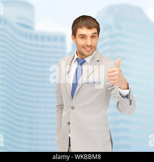 Gebäude, die Entwicklung, den Bau und Architektur Konzept - stattlicher Mann mit Daumen hoch Stockfoto