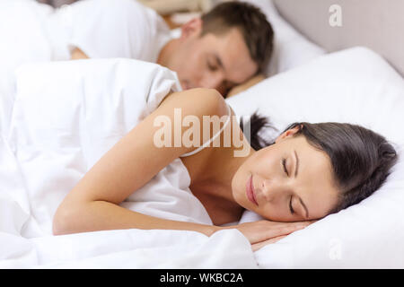 glückliches Paar im Bett Stockfoto