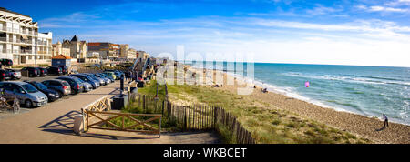 Lacanau Ocean (Südwesten Frankreichs). Seaside Resort. Gebäude entlang der Uferpromenade. Der Strand Stockfoto