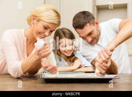 Happy Family im Cookies zu Hause machen Stockfoto