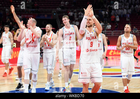 Peking, China. 4. Sep 2019. Spieler von Polen feiern, nachdem die Gruppe ein Match zwischen Cote d'Ivoire und Polen 2019 FIBA-Weltmeisterschaft in Peking, der Hauptstadt von China, an Sept. 4, 2019. Credit: Ju Huanzong/Xinhua/Alamy leben Nachrichten Stockfoto