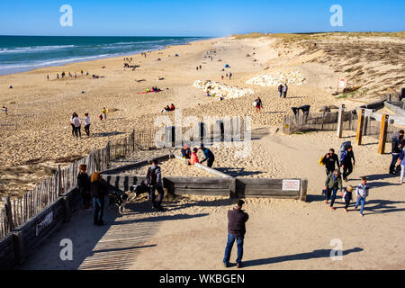 Lacanau Ocean (Südwesten Frankreichs). Seaside Resort. Touristen am Strand im Frühling. Stockfoto