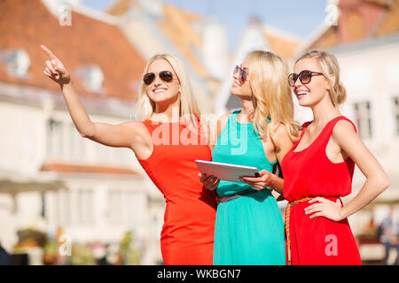 Urlaub und Tourismus-Konzept - schöne blonde Mädchen Toursits in tablet-pc in der Stadt Stockfoto