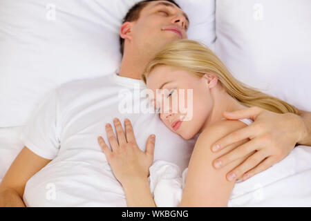 glückliches Paar im Bett Stockfoto