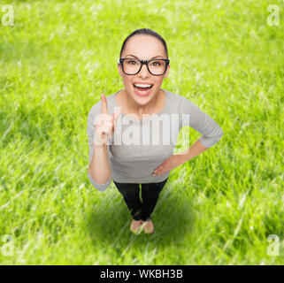 asiatische Frau in Brillen mit finger Stockfoto