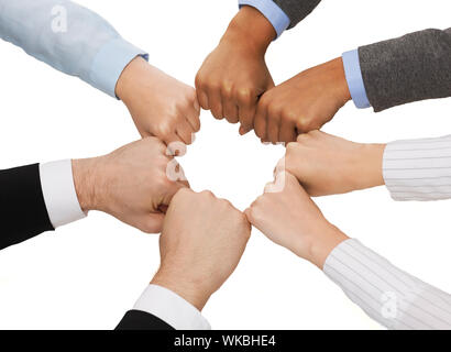 Geschäft und Teamwork Konzept - Hände Nahaufnahme von Geschäftsleuten in Fäuste im Kreis Stockfoto