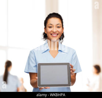 lächelnd Ärztin oder Krankenschwester mit TabletPC Stockfoto