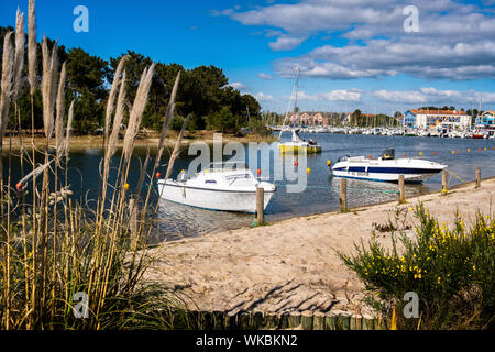 Hourtin. Seebad. Marina auf der See von Hourtin-Carcans. Sportfahrzeuge vor Anker. In den Vordergrund, den Kanal auf den Port zugreifen. Stockfoto