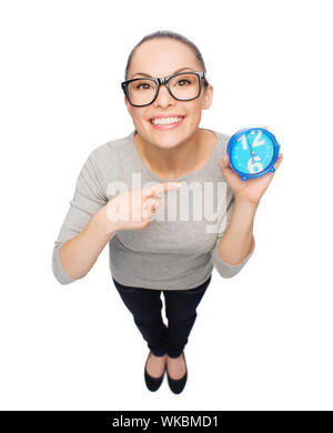 Frau in Brillen Fingerzeig, blaue Uhr Stockfoto