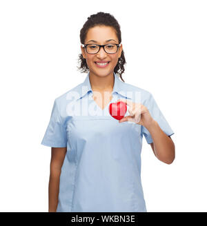 lächelnd Ärztin oder Krankenschwester mit Herz Stockfoto