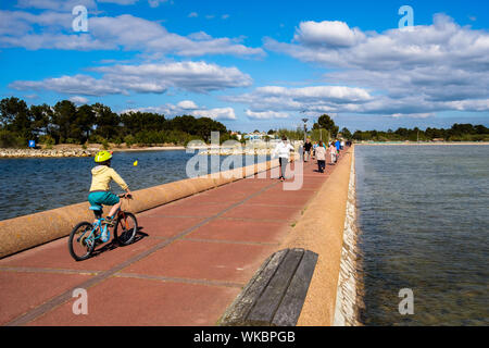 Hourtin. Seebad. Marina auf der See von Hourtin-Carcans. In den Vordergrund, den Kanal auf den Port zugreifen, und die Anlegestelle, an dem ein Kind (b Stockfoto