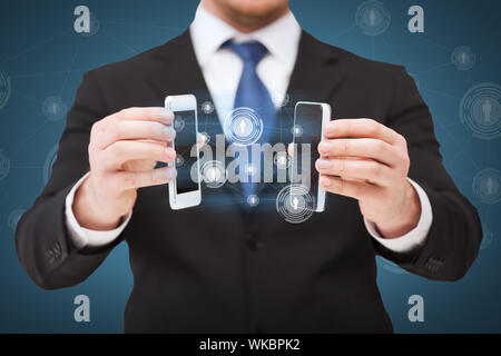 Geschäftsmann, Smartphones mit leere Bildschirme zeigen Stockfoto