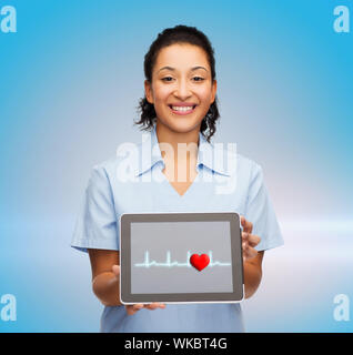 lächelnd Ärztin oder Krankenschwester mit TabletPC Stockfoto