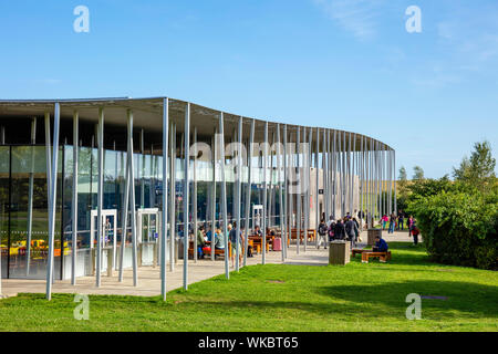 Touristen, die in der neuen Stonehenge Visitor Center in der Nähe von Amesbury Wiltshire England uk gb Europa Stockfoto