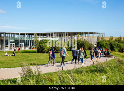 Touristen, die in der neuen Stonehenge Visitor Center in der Nähe von Amesbury Wiltshire England uk gb Europa Stockfoto