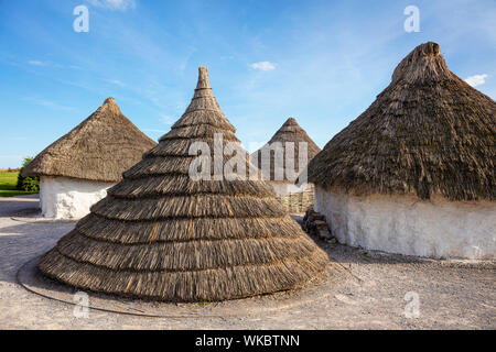 Neolithischen Häuser am Besucherzentrum Stonehenge Stonehenge in der Nähe von Amesbury Wiltshire England uk gb Europa Stockfoto