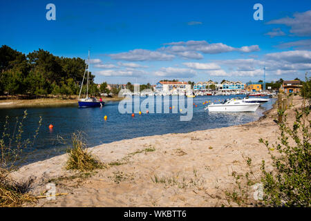 Hourtin. Seebad. Marina auf der See von Hourtin-Carcans. Sportfahrzeuge vor Anker. In den Vordergrund, den Kanal auf den Port zugreifen. Stockfoto