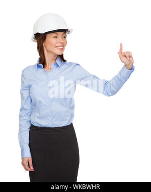 junge lächelnde Geschäftsfrau in weißen Helm Stockfoto