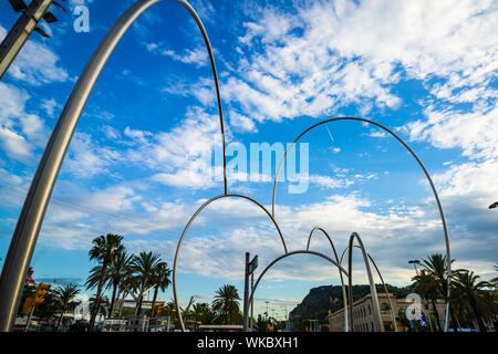 Barcelona, Spanien - 2019. In der Nähe auf einem Abschnitt der Edelstahl Skulptur Onades (Wellen) von Andreu Alfaro Hernández. Stockfoto