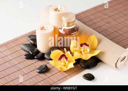 ätherisches Öl, Massage Steinen und Orchidee Blume Stockfoto