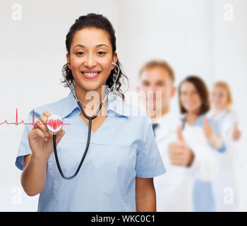 lächelnde afrikanische amerikanische Ärztin oder Krankenschwester Stockfoto