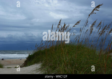 Gewitterwolken bilden die Ostsee aus Ocracoke Island, North Carolina, ein paar Tage im Voraus einen direkten Treffer durch den Hurrikan Dorian am 6. September 2019 an. Stockfoto